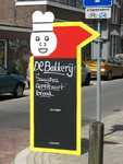 819914 Afbeelding van een reclamebord van Brood- en Banketbakkerij Brandsma (Nieuwe Koekoekstraat 42) te Utrecht, op de ...